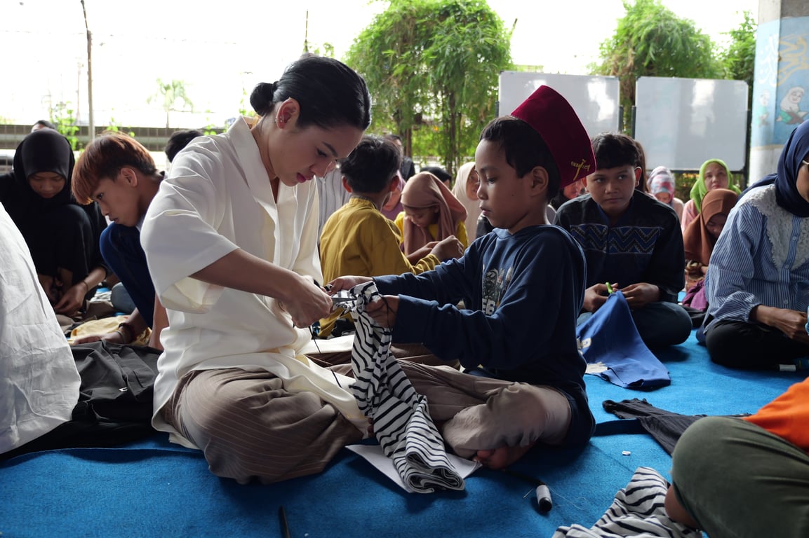 Momen kebersamaan Andien Aisyah dengan peserta didik Sekolah Anak Percaya, Rawa Bebek, Jakarta Utara