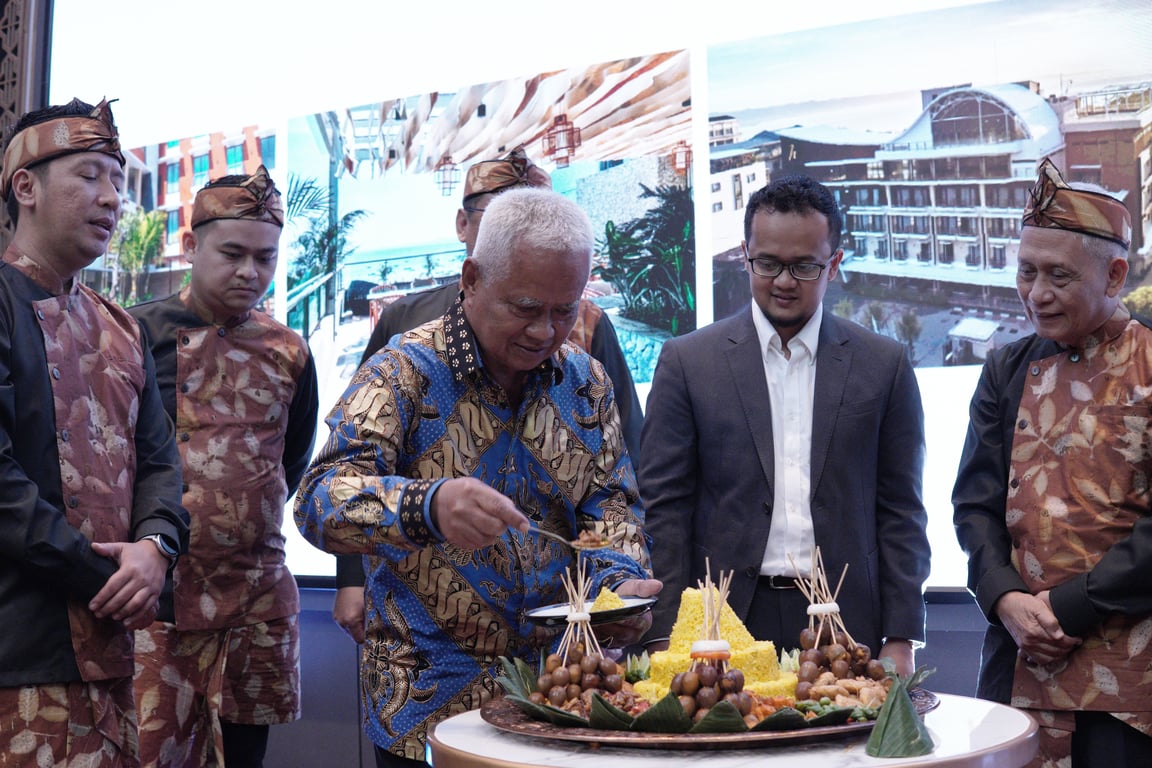 Pemotongan Tumpeng bersama
