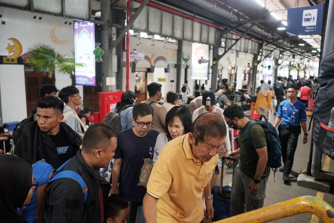 Para penumpang saat menaiki kereta api di Stasiun Semarang Tawang