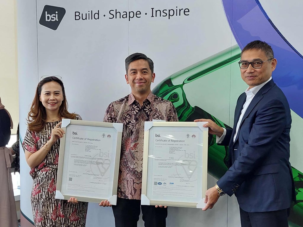 CEO Tokocrypto, Yudhono Rawis menerima dua sertifikat ISO 27001 dan ISO 27017. Sumber: Tokocrypto.