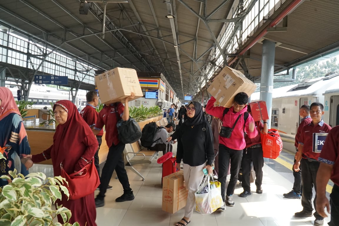 Suasana pelanggan KA jarak jauh di Stasiun Pasarsenen, Rabu (4/6).