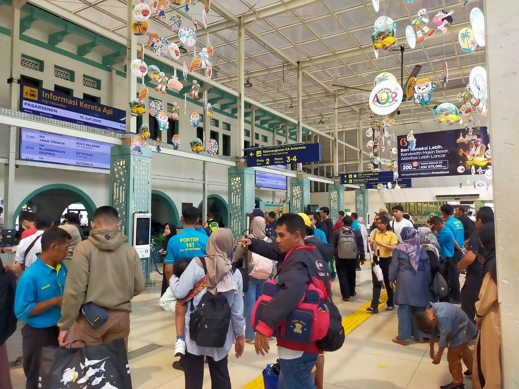 ilustrasi suasana di Stasiun Pasar Senen.