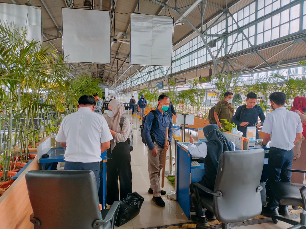 para penumpang sedang melakukan boarding pass di stasiun pasar senen pada (31/5)