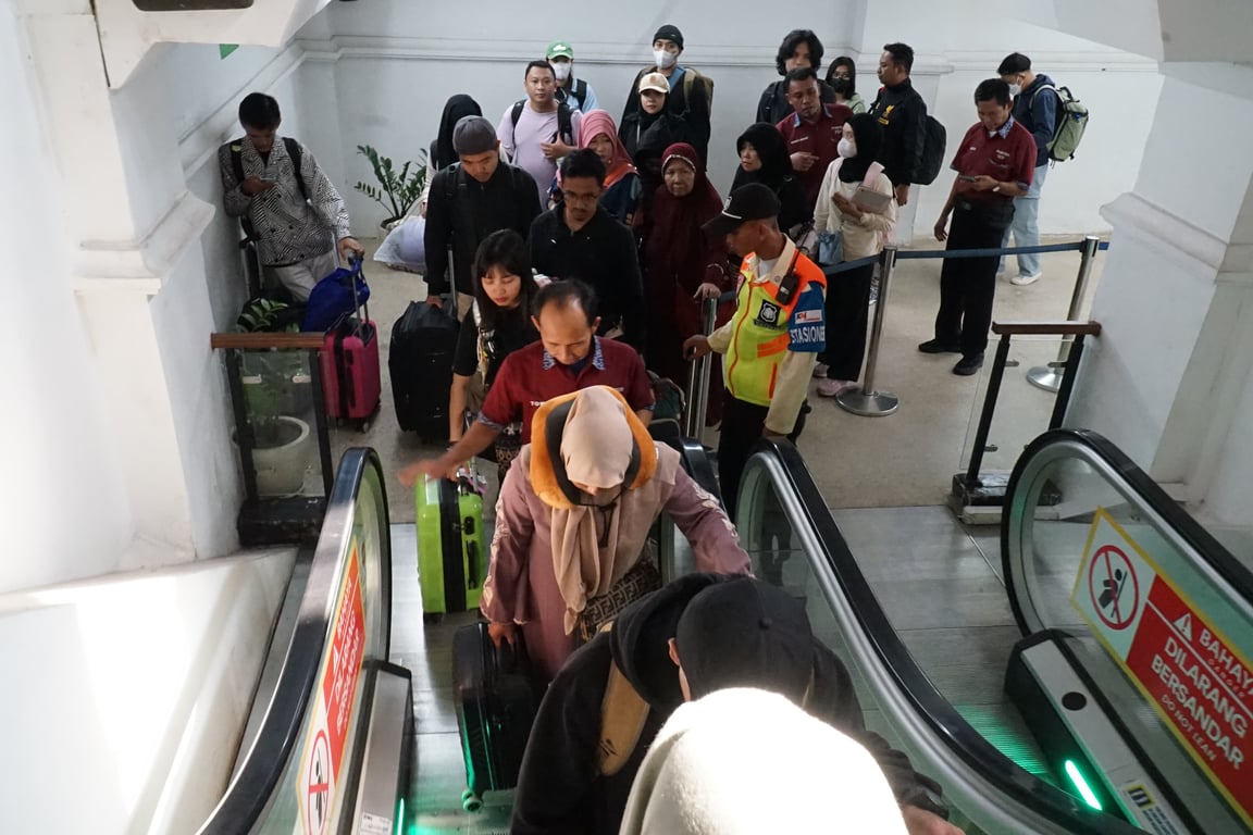 Suasana Penumpang di Stasiun Pasar Senen
