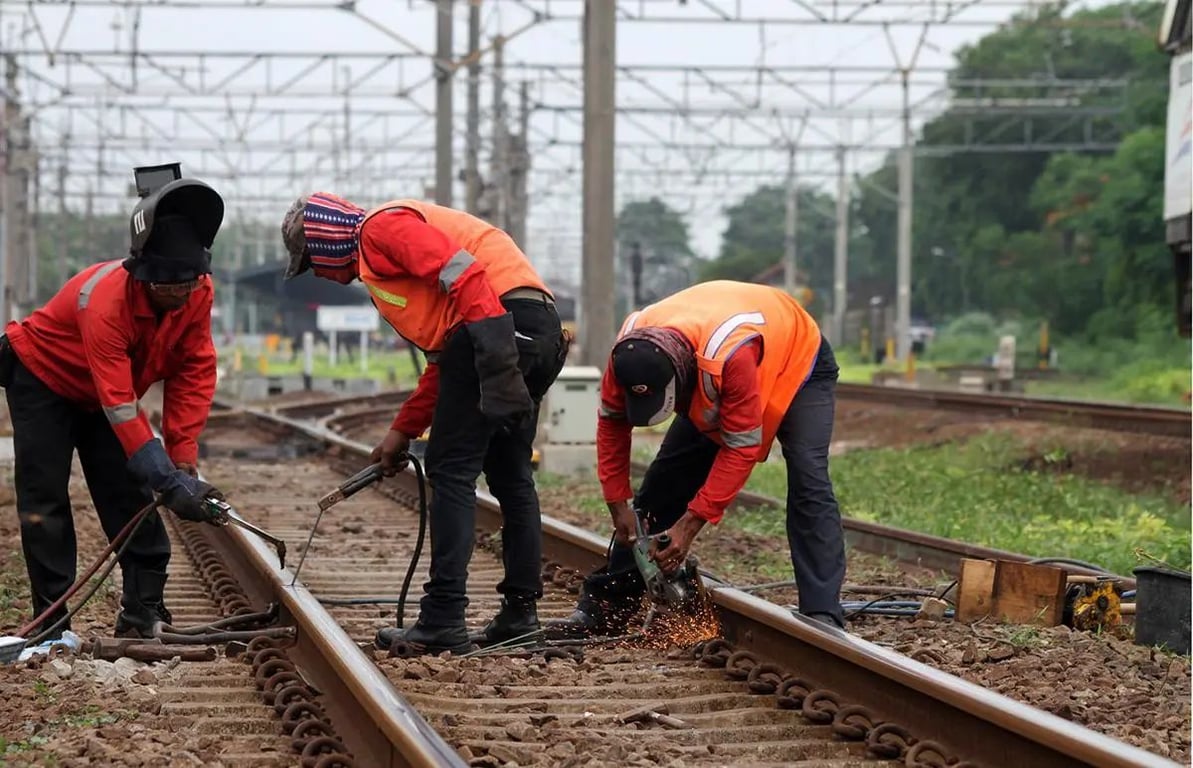 Petugas Prasarana saat melakukan perawatan rel di Daop 1 Jakarta