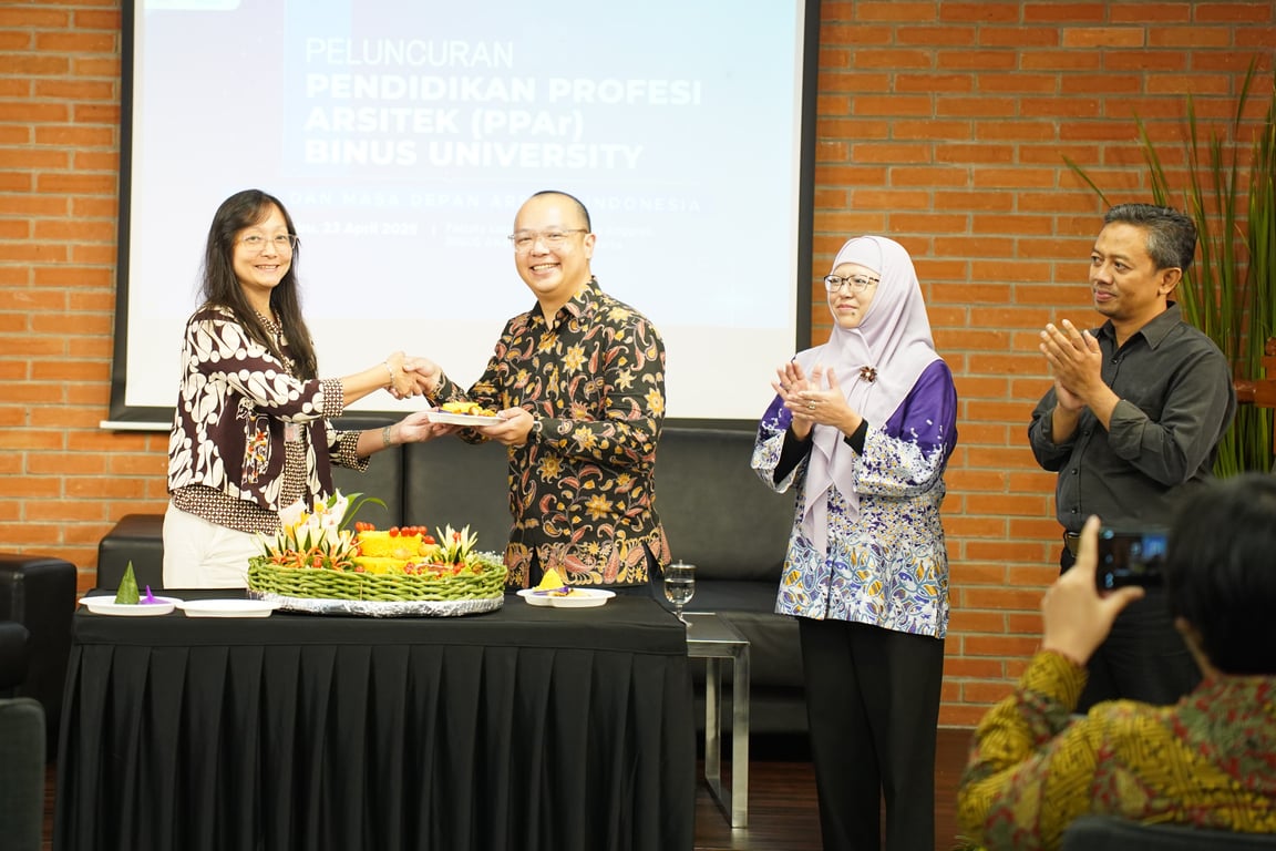 Seremoni Potong Tumpeng oleh Dr Reina (Campus Director BINUS Kemanggisan) kepada Albertus Galih Prawata (Penanggung jawab Prodi PPAR BINUS) didampingi oleh Dr Ir Nina Nurdiani (Dekan Fakultas Teknik BINUS University)