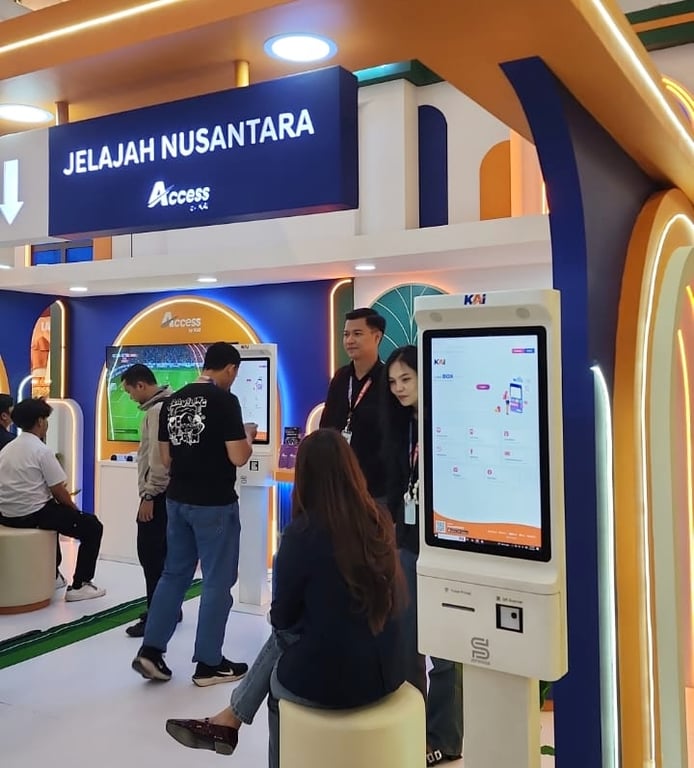 Suasana pengunjung di booth KAI pada acara Jakarta Fair 2025, Kamis (19/6).