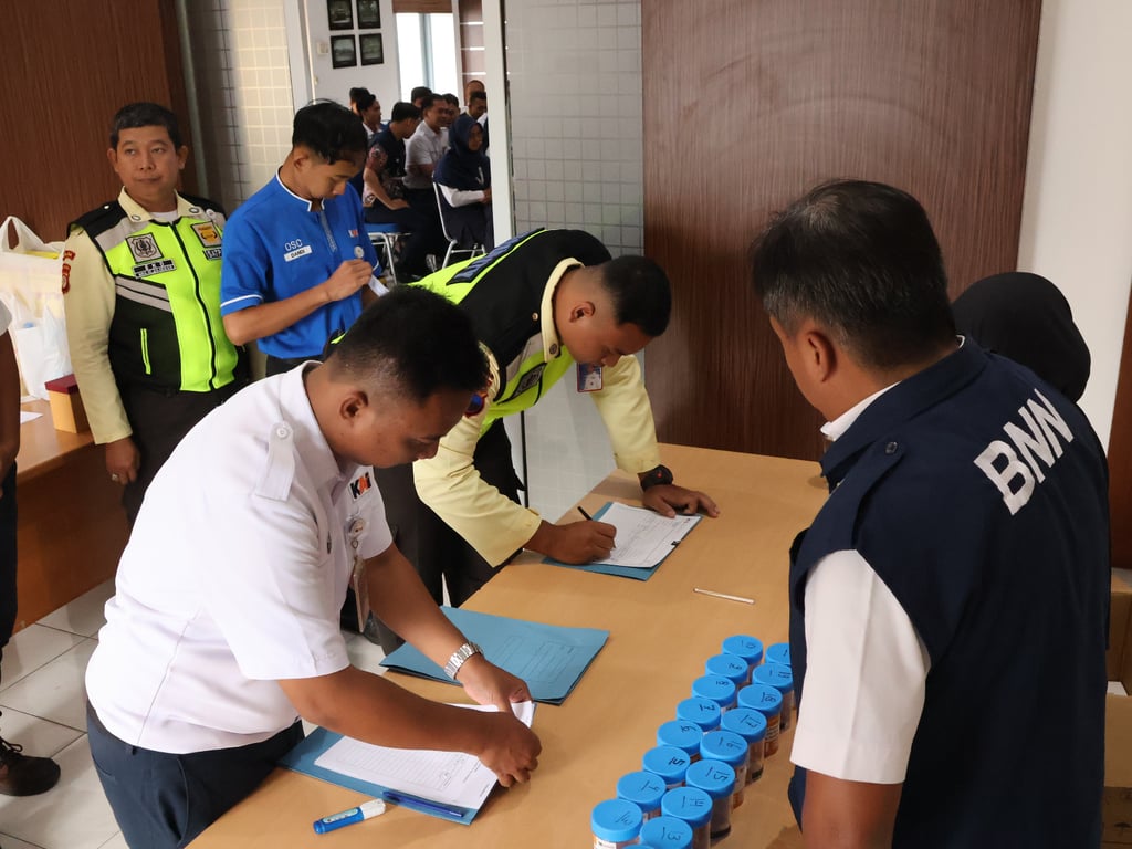 Petugas KAI Daop 6 mengikuti sesi pemeriksaan narkoba dari BNN
