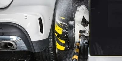 TEKHNOLOGI ROBOWASH Inilah tampilan detail dari sistem pencucian otomatis Robowash di Monrō CleanPark, yang menggunakan sikat polietilen khusus untuk membersihkan kendaraan secara menyeluruh tanpa merusak cat. Teknologi ini menjamin hasil cuci yang maksimal dan efisien, memberikan pengalaman pencucian kendaraan yang lebih cepat dan berkualitas tinggi bagi para pelanggan.