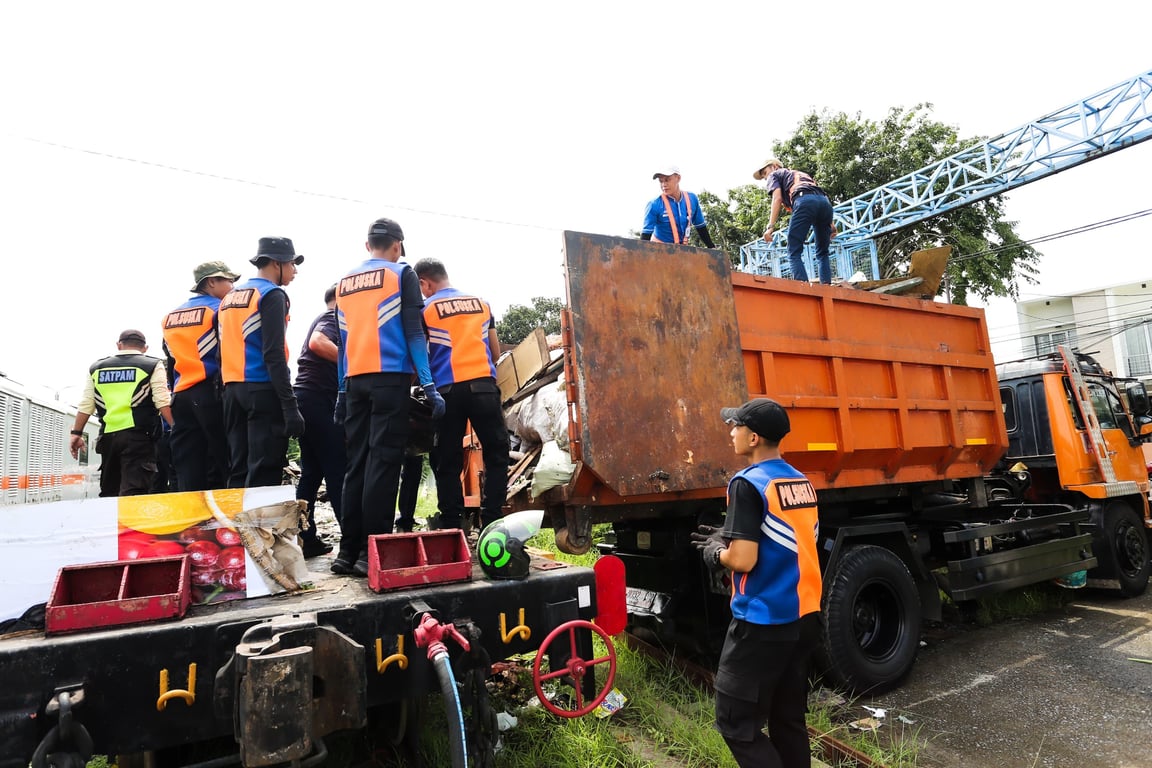 Petugas KAI Daop 1 Jakarta memindahkan sampah dari KLB Gerbong Datar ke truk pengangkut sampah untuk kemudian dibuang pada tempat pembuangan sampah yang ditentukan.