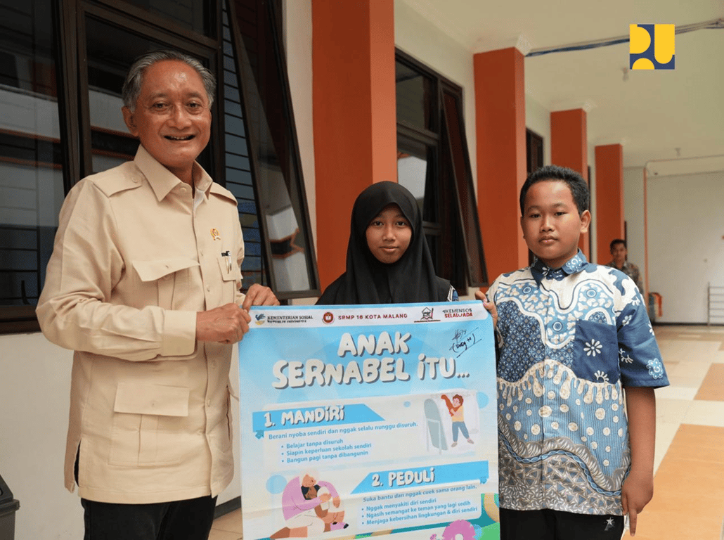 Berdiri paling kiri, Menteri Pekerjaan Umum,  Bapak Dody Hanggodo