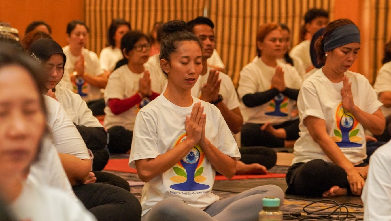 Peserta mengikuti sesi yoga dalam acara International Yoga Day yang diselenggarakan oleh Kedutaan Besar India di Jakarta di Hotel Aryaduta, Jakarta, Sabtu (21/06/2025). Foto: India News Desk/Rafi Fadhilah