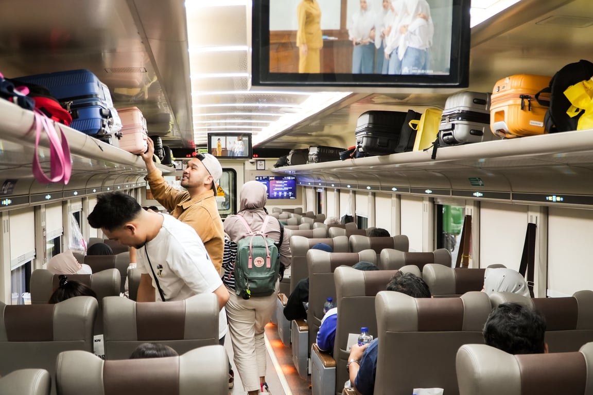 Suasana penumpang di dalam rangkaian Kereta Api
