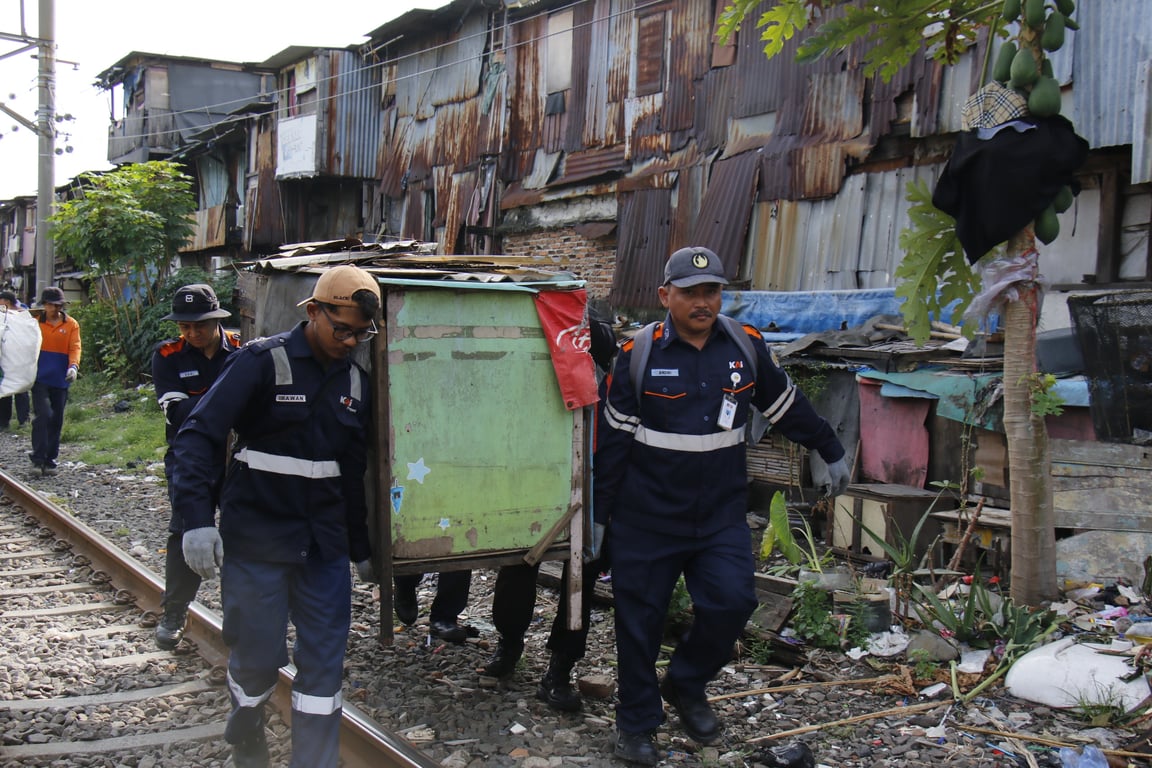 Petugas KAI Daop 1 Jakarta menyingkirkan benda yang berada di petak jalan antara Stasiun Duri – Tanah Abang, pada Selasa (17/6).