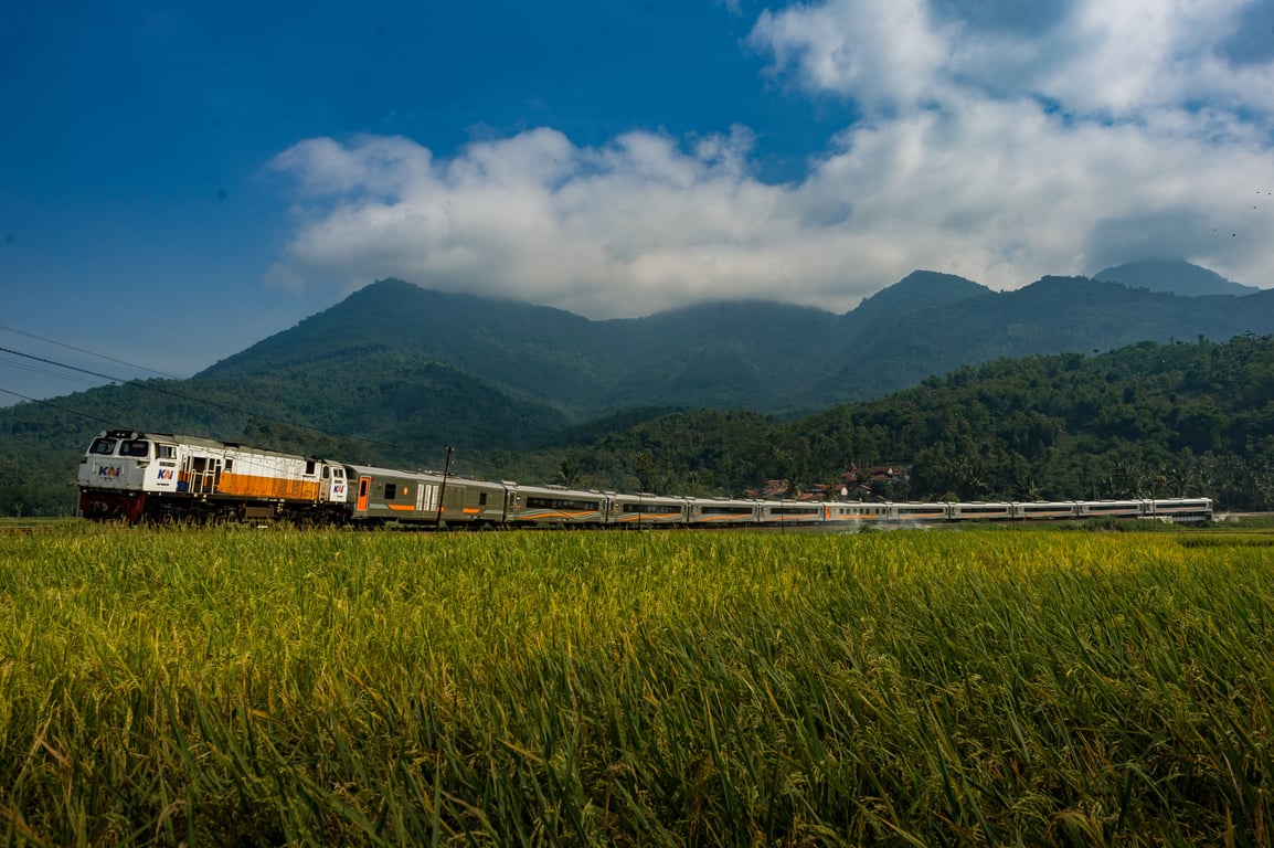 Keindahan alam di sepanjang perjalanan KA lintas Jawa