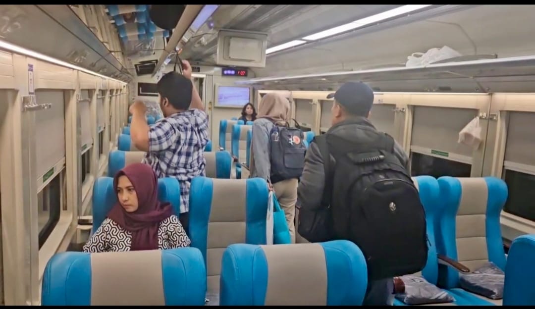 Suasana penumpang di dalam Rangkaian kereta Api Stasiun Gambir, Sabtu (7/6)