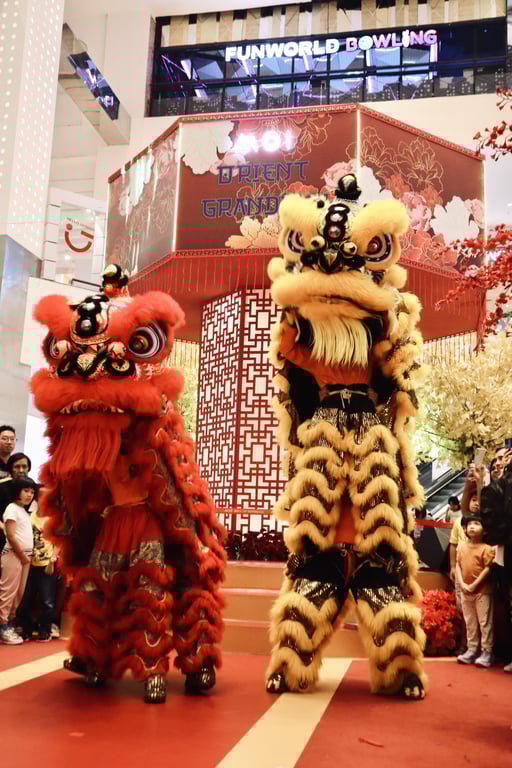 Pertunjukkan Barongsai di Orient Grandeur Mall of Indonesia