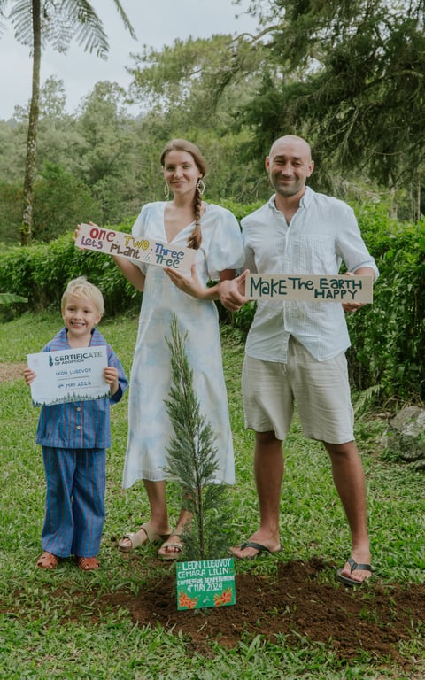 Peserta 'Adopt a Tree' di Handara menunjukkan sertifikat usai menanam pohon.