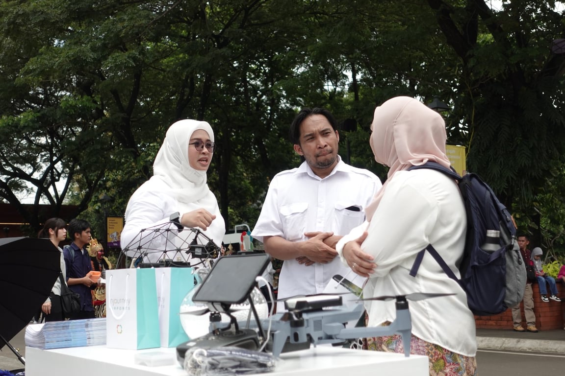 Tim Terra Drone Indonesia memaparkan pemanfaatan drone untuk meningkatkan keselamatan bandara.
