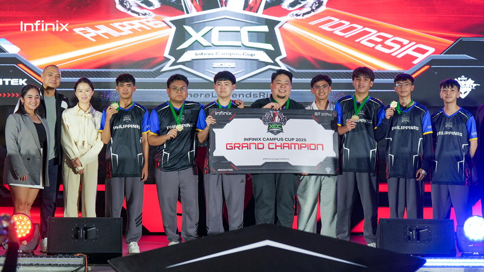 (Dari kiri ke kanan) Lee Viloria dari MOONTON Games, Jab Escutin dari SIBOL, Levana Yan dari Infinix Global, dan tim juara XCC 2025 NU Bulldogs dari Filipina
