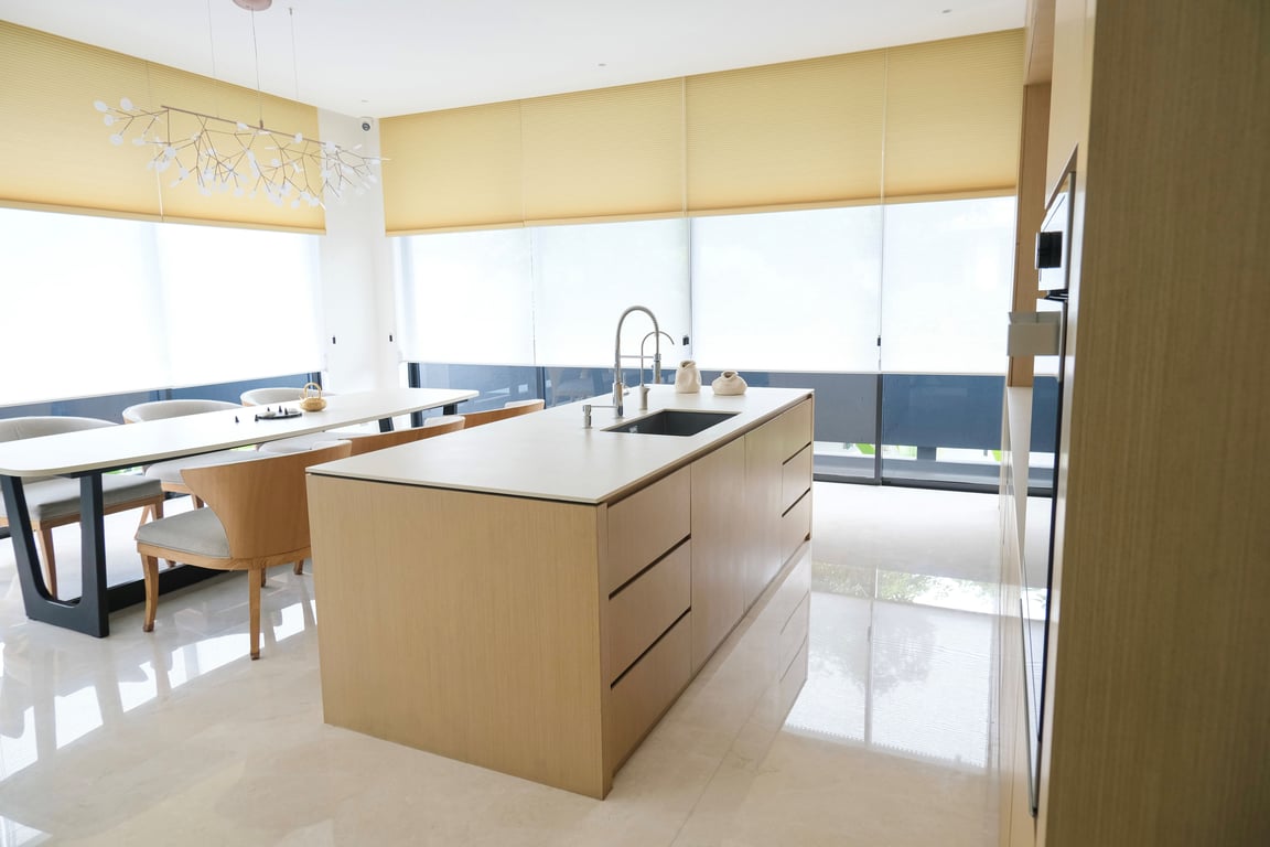 Insignio Studio merancang dapur yang terhubung dengan area living dan dining yang hadir dengan banyak cahaya. 