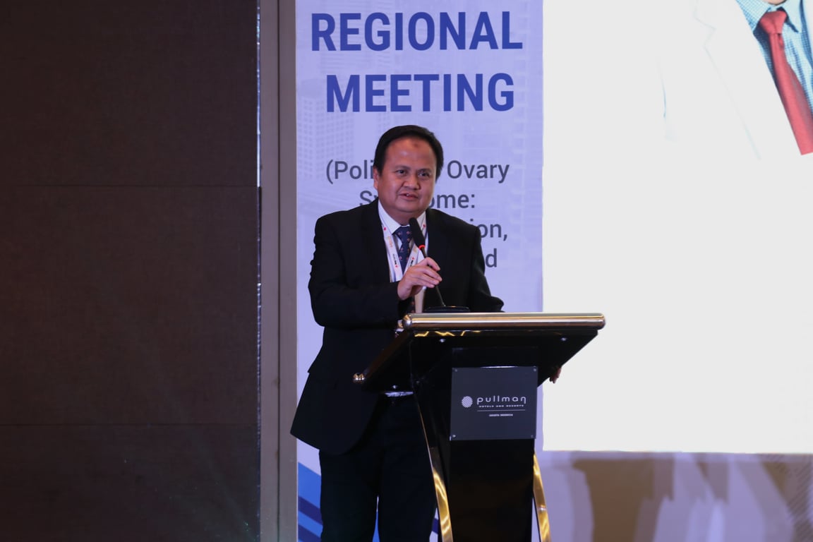 Prof. Dr. Budi Wiweko, MD, OG, MPH, REI, FRANZCOG (Hons), FICRM selaku Chairman Komite Endokrinologi Reproduksi dan Infertilitas AOFOG menyampaikan sambutan.