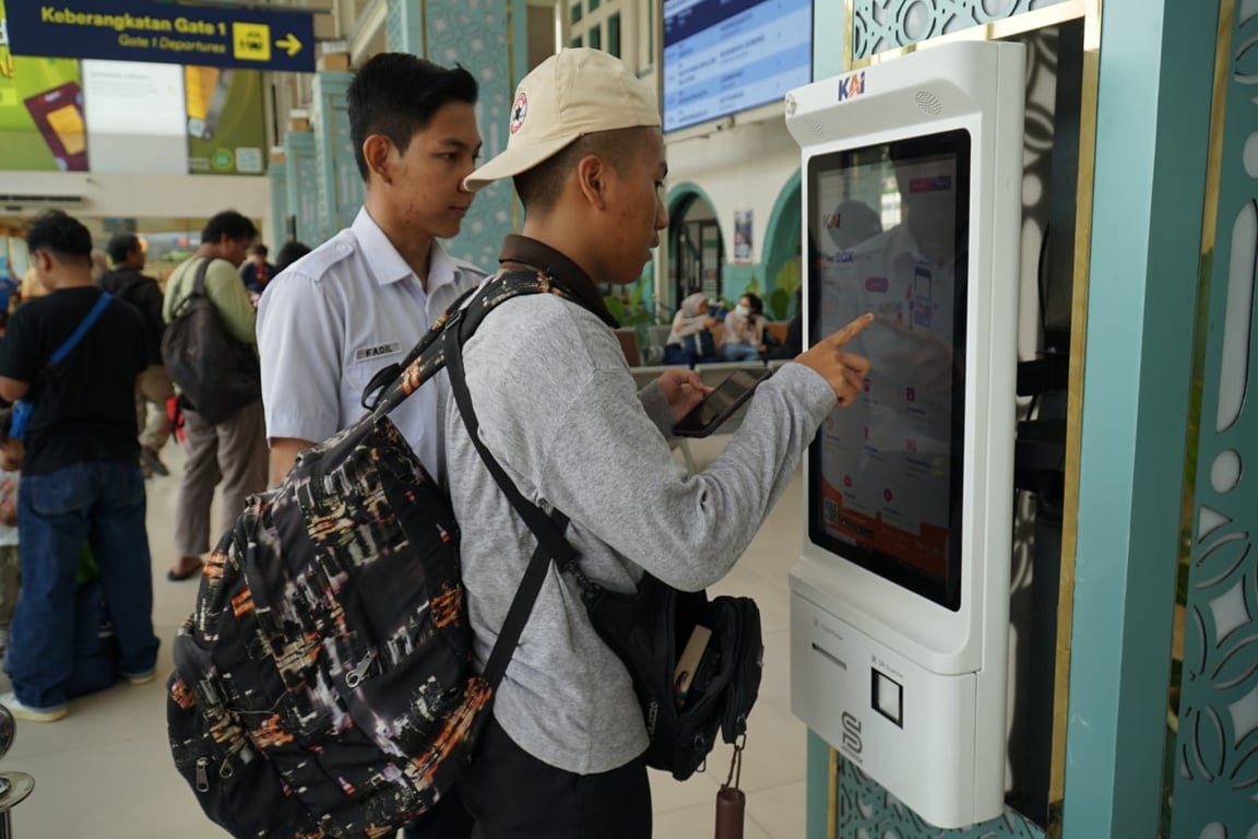 Penumpang kereta saat Melakukan Cetak Tiket Secara Mandiri di Stasiun Pasar Senen