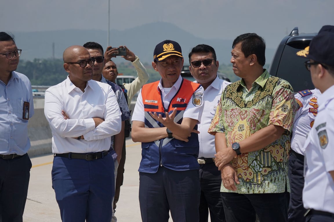 Direktur Utama KAI Bobby Rasyidin (tengah) berkunjung ke Dry Port KITB