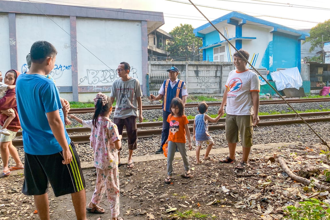Petugas KAI Daop 1 Jakarta membubarkan warga yang melakukan aktivitasdi sekitar jalur KA, pada Sabtu (21/6), di JPL 40 wilayah Stasiun Kramat.