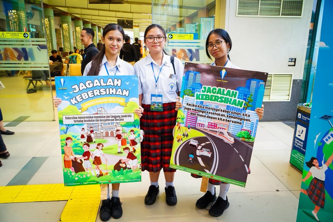 Para siswa Yayasan Tarakanita melakukann kampanye lingkungan dengan poster imbauan 