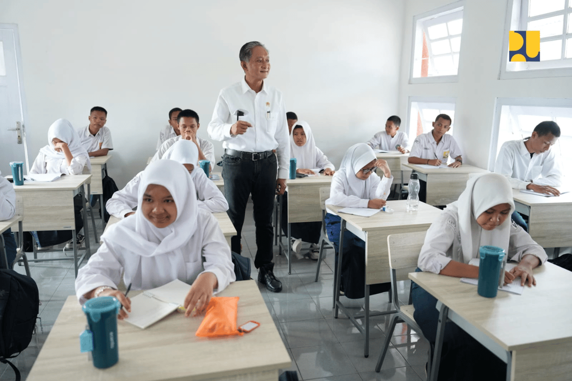 Menteri Pekerjaan Umum (PU) Dody Hanggodo di Tengah Siswa Sekolah Rakyat Sentra Terpadu Prof. Dr. Soeharso, Bantul, D.I Yogyakarta