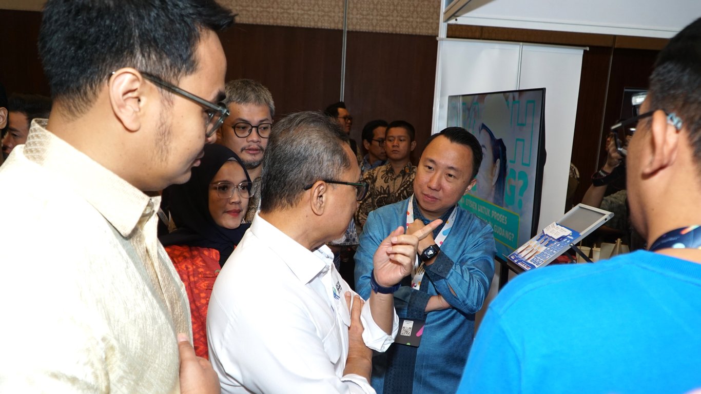 Zulkifli Hasan (Menteri Perdagangan) mengunjungi booth ekosistem digital bersama Brian Marshal (Chief Executive Officer dan Founder SIRCLO), Hilmi Adrianto (Ketua Umum Asosiasi E-Commerce Indonesia (idEA)