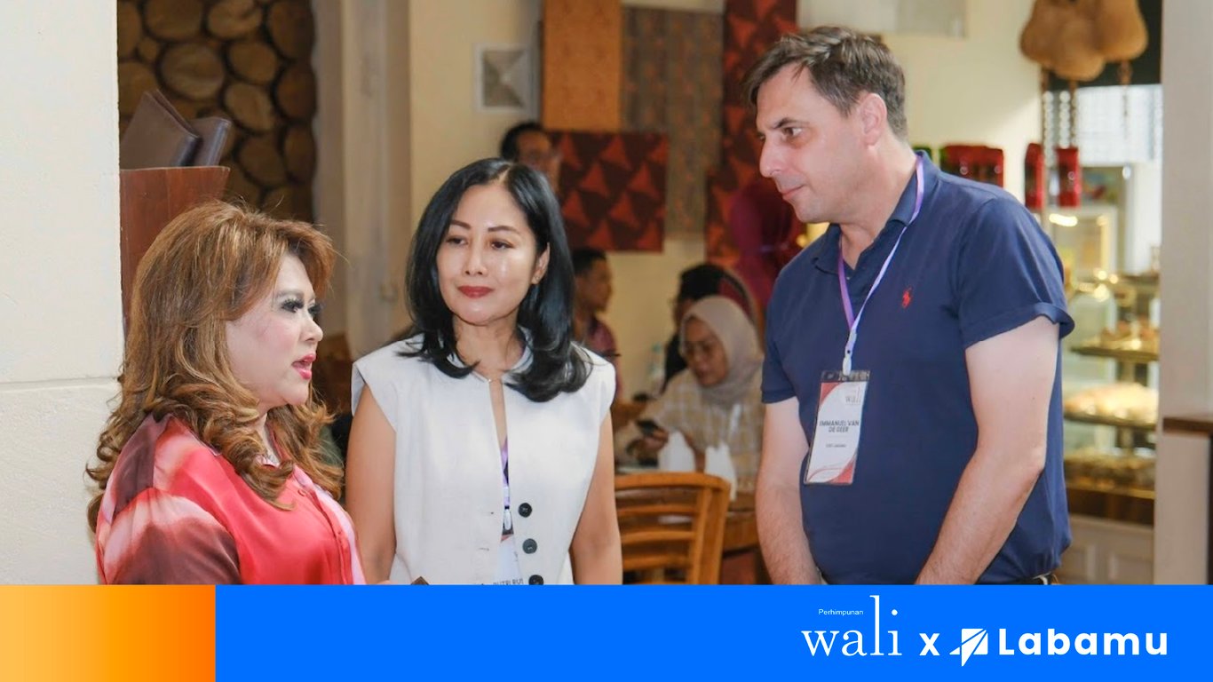 Ibu Levita Ginting Supit (Ketua Umum WALI), Putri Rusli (VP Brand & Partnership Labamu), Emmanuel Van De Geer (CEO Labamu)