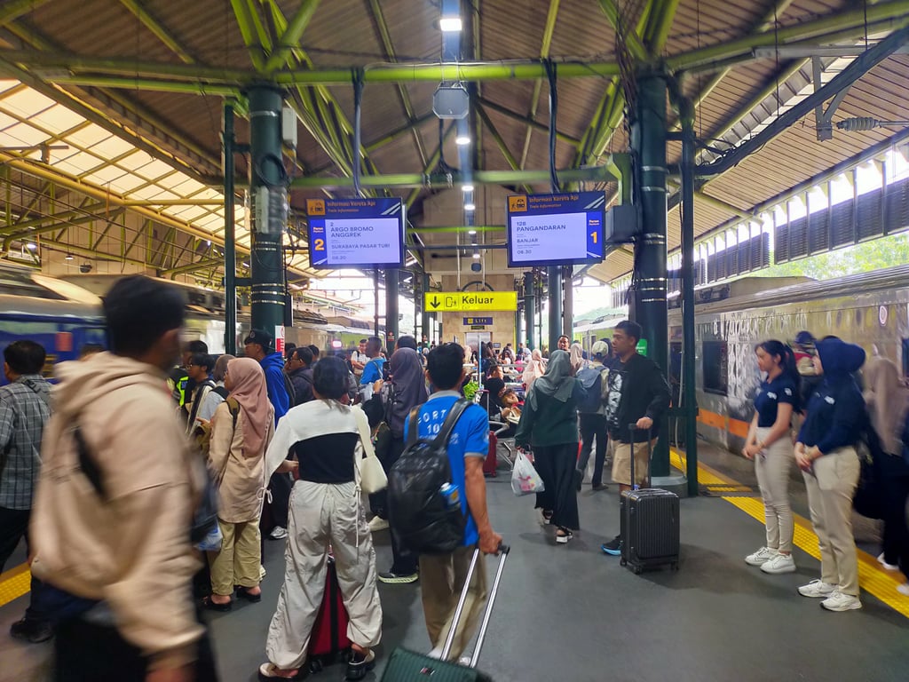 Suasana penumpang di Stasiun Gambir pada Selasa (3/6)