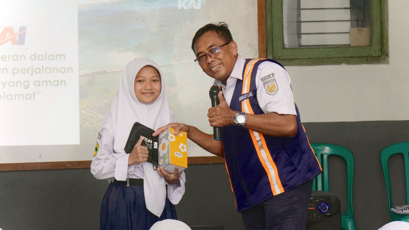 Salah satu murid SMP Islam Nurul Shodikin, menerima souvenir menarik setelah menjawab pertanyaan dari KAI Daop 1 Jakarta.