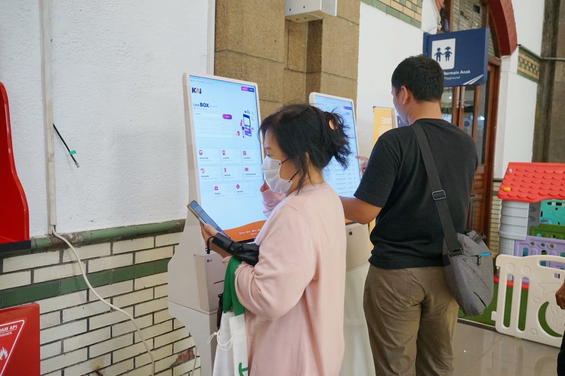 Para penumpang KA saat melakukan pembelian tiket KA melalui Loket Box di Stasiun Semarang Tawang