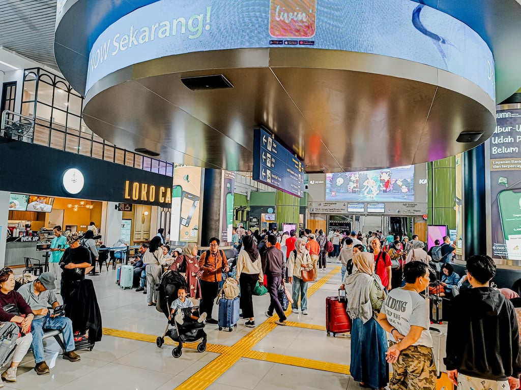 Suasana penumpang di Hall Stasiun Gambir pada Jumat (30/5)