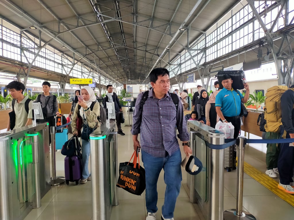 Suasana penumpang pada liburan sekolah di Stasiun Pasar Senen