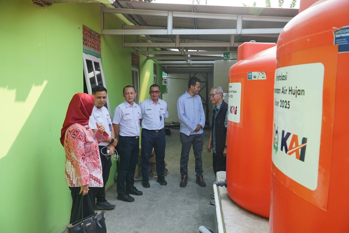 Tim TJSL KAI saat peninjauan sistem pemanenan air hujan di Toroh