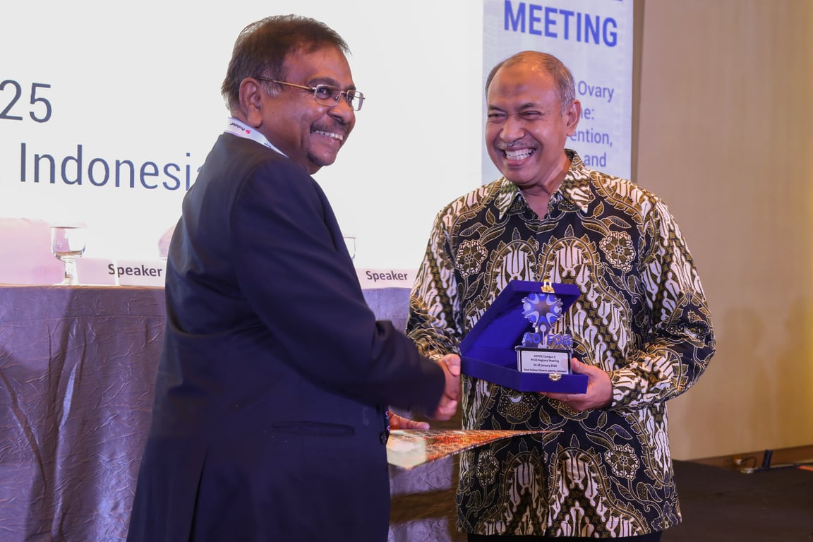 Dr. Rohana Haththotuwa, Ahli Obstetri dan Ginekologi terkemuka di Asia Oseania sekaligus Sekretaris Jenderal dari Federasi Obstetri dan Ginekologi Asia-Oseania bersalaman dengan Dr. Surahman Hakim, MD, OG, Urogynecology Reconstructive Consultant, MPH sebagai Sekretaris Jenderal Perkumpulan Obstetri dan Ginekologi Indonesia.