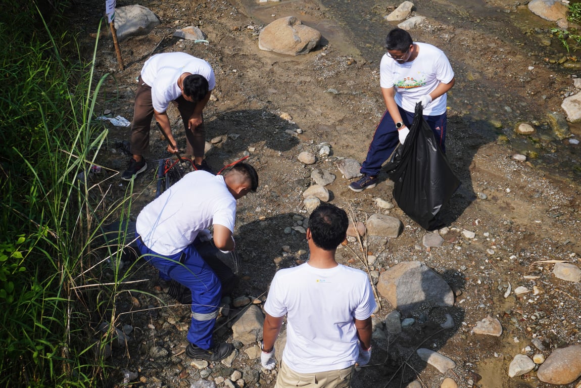 Pembersihan di area anak sungai Dusun Pangaritan, Desa Kadujaya