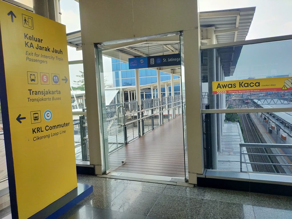Stasiun Jatinegara terkoneksi dengan Trans Jakarta