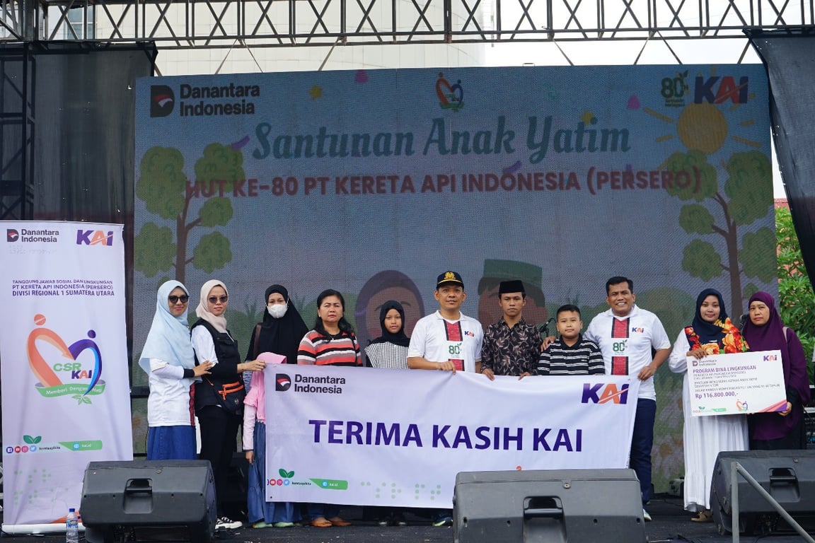 Vice President KAI Divre I Sumut, Sofan Hidayah (tengah) secara simbolis memberikan bantuan kepada sejumlah panti asuhan di Kota Medan berupa 8 ton beras senilai Rp116,8 juta.