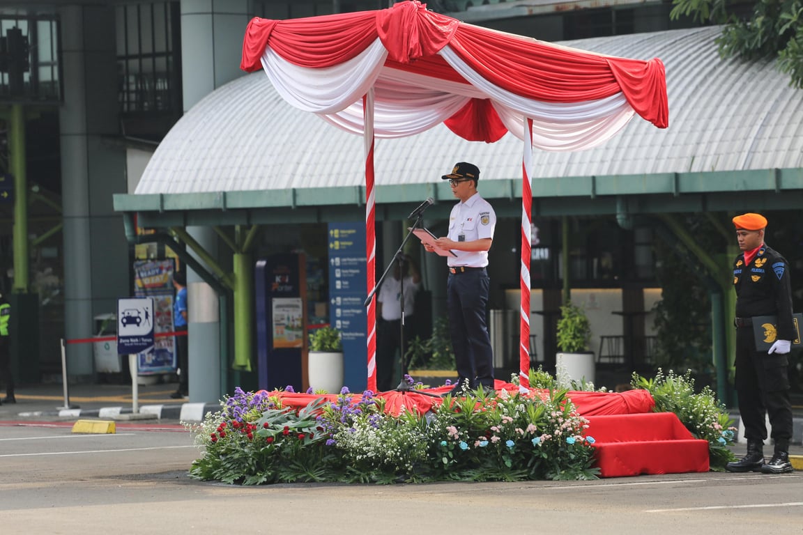 Direktur Niaga PT Kereta Api Indonesia (Persero), Hadis Surya Palapa Membacakan Amanat Menteri Komunikasi dan Informatika Republik Indonesia, Meutya Hafid.