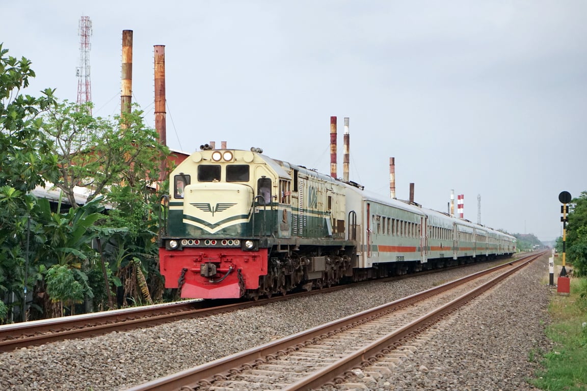 KA Ambarawa Ekspress relasi Semarang-Surabaya pp