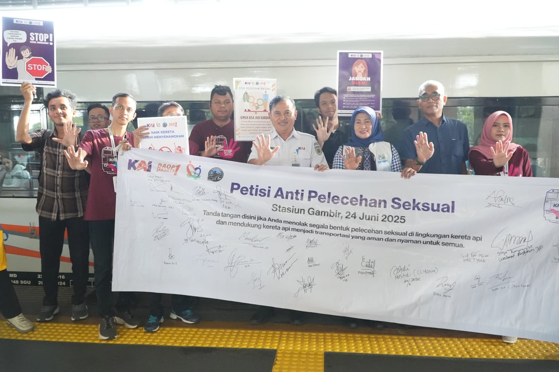 Penandatanganan petisi juga dilakukan oleh pelanggan di peron Stasiun Gambir pada Selasa (24/6).