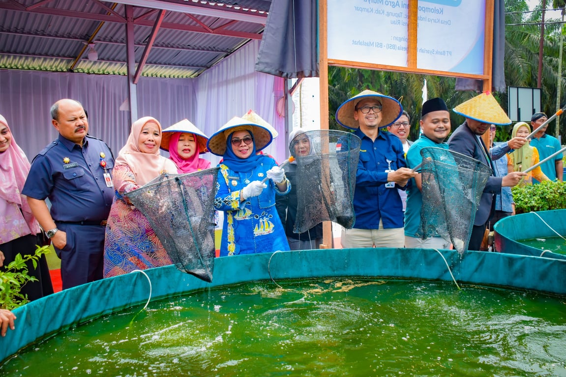 Wakil Bupati Kampar dan Direktur Waqf & Empowerment BSI Maslahat Panen Ikan Air Tawar
