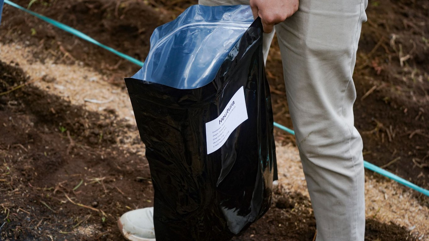 Kegiatan #REMOVARM: Peserta Ikut Melakukan Restorasi dengan Biochar di Lahan Kritis (Dok. Neutura)