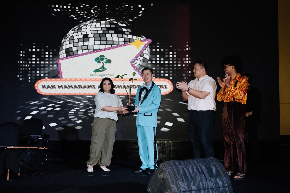 Penyerahan secara simbolis bibit mangrove dari Astra Lexus kepada LindungiHutan.