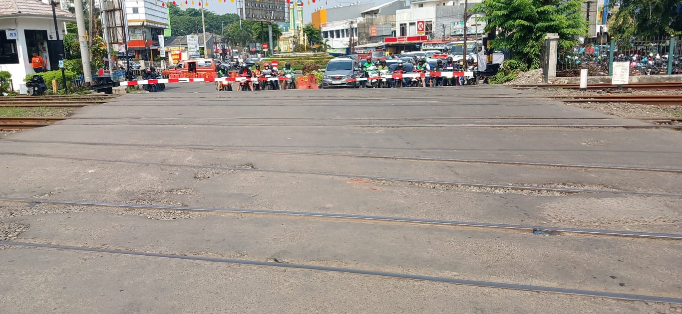 Lokasi perlintasan sebidang yang akan dilakukan perawatan mulai Senin (7/7) malam berada di Jl. Perjuangan, tepatnya pada km 26+7/8 Stasiun Bekasi.
